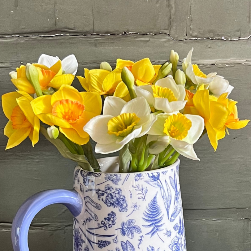 styled daffodil bunch